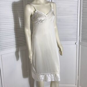 Vintage Lorraine Size 36 Tall Made in USA 100% Antron III Nylon White Full Slip